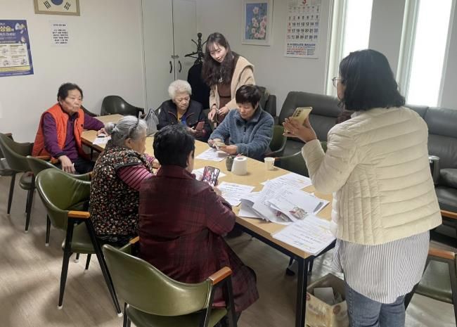 화성시동부출장소 관계자가 28일 병점1동 대창아파트 경로당에서 어르신들을 대상으로 찾아가는 시민 정보화교육을 진행하고 있다