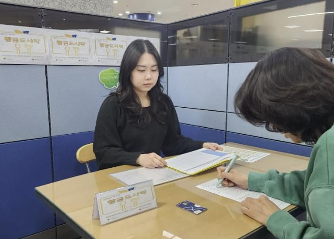 황금도시락 사업 대상자가 지난 3월 31일 시청 복지정책과에서 광명사랑화폐 카드를 지급받고, 1인가구 식생활실태 사전조사서를 작성하고 있다.