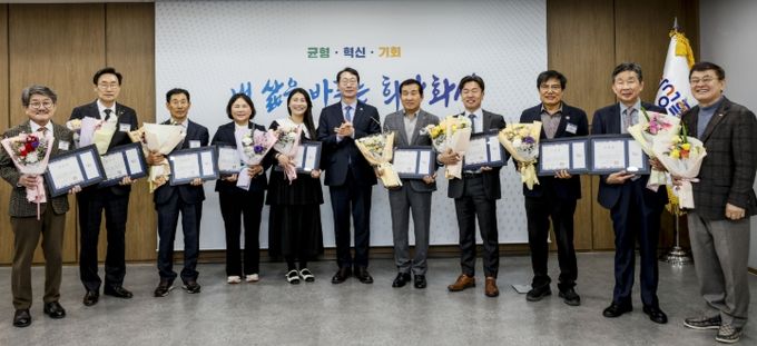 정명근 화성특례시장이 1일 시청 중앙회의실에서 관내 기업인에게 '더 일하기 좋은 화성 조성 유공' 표창을 수여하고 함께 기념촬영을 하고 있다.
