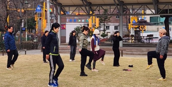 광명시 철산1동 행정복지센터는 1일 철산1동 주민자치회 주관으로 ‘사성공원 기체조 프로그램’을 시작했다.