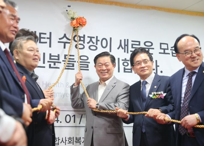 박승원 광명시장(사진 가운데)이 1일 오후 열린 광명건강체육센터 수영장 재개장식 참석자들과 기념사진을 촬영하고 있다.