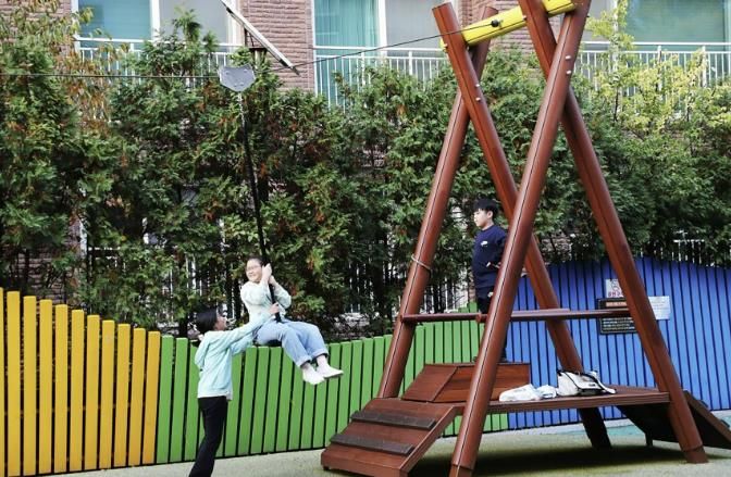 성남시의 보조금을 지원받아 아동친화적으로 리모델링한 도촌동 동분당 파크뷰 아파트 단지 내 몸놀이형 놀이터