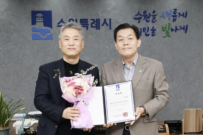 이재준 수원시장(오른쪽)이 권호성 예술감독에게 위촉장을 수여하고 있다.