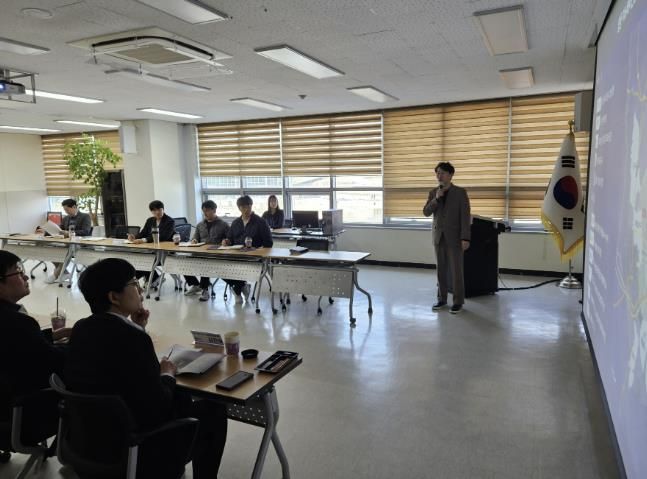 수원도시공사 관계자가 탑동이노베이션밸리 사업을 설명하고 있다.
