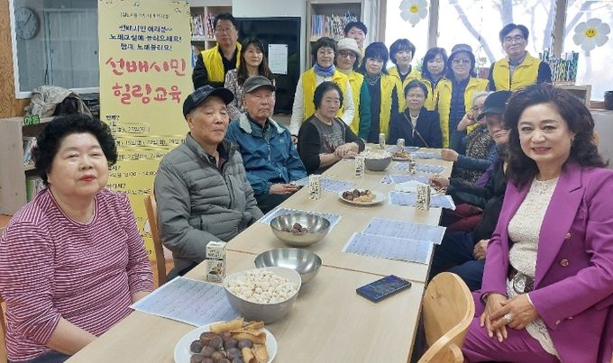 광명시 철산4동 주민자치회는 지난 1일 브라운스톤1차 입주자대표회의실과 푸르지오 별빛도서관에서 ‘선배시민 힐링교실’을 시작했다.