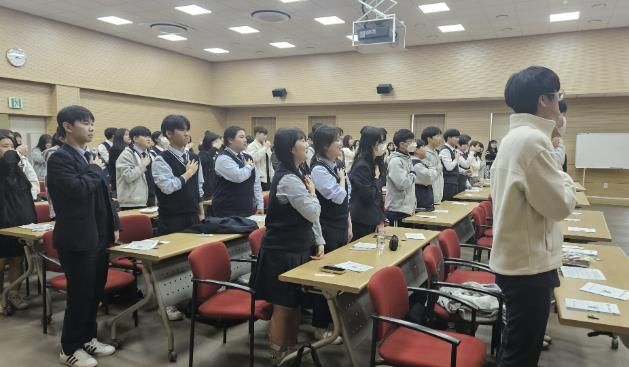수원시가 ‘2025년 학교 4-H 신입회원 입단식’을 열고 있다.