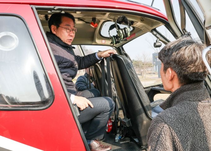 정명근 화성특례시장이 2일 마도면 소재 산불진화헬기 계류장을 방문해 신불진화헬기를 살피고 있다