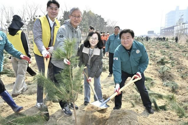 시흥시, 식목일 기념 '행복의 숲 나무 심기'… 수목 2,300주 심어