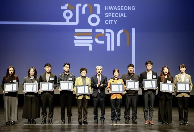 정구원 화성특례시 제1부시장이 보건의 날 유공자들과 함께 기념촬영하고 있다