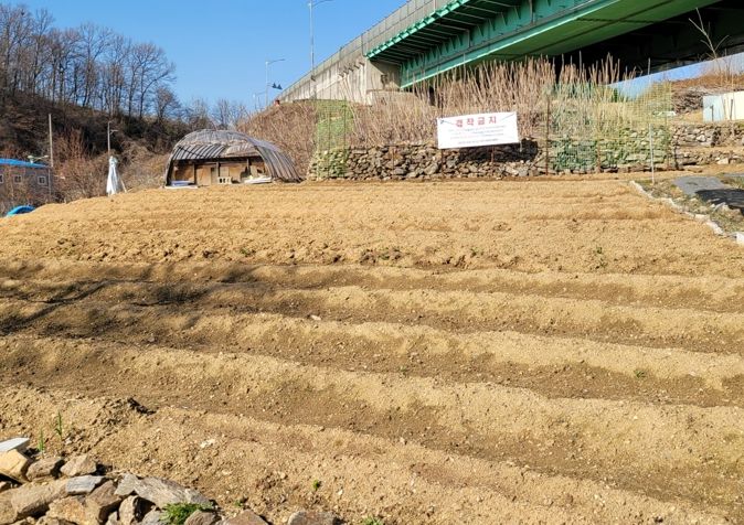 용인특례시는 무단점유지 내 안내표지판을 설치해 무단점유 사실을 알리고 있다