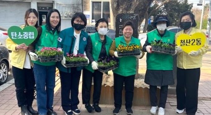 광명시 철산2동 행정복지센터는 지난 4일 새마을지도자협의회·부녀회(회장 황숙자)와 함께 동 직원 15명이 참여해 미리내 마을 정원과 청사 앞에 비올라, 팬지 등 봄꽃 100여 송이를 심었다.