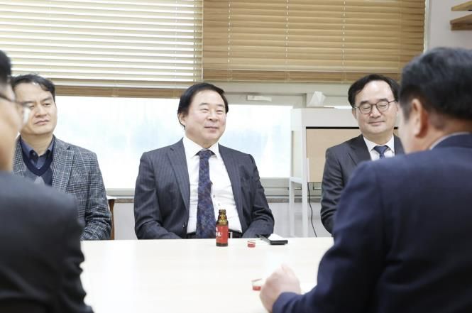최대호 안양시장과 면담 중인 이동현 오상헬스케어 회장(가운데) 사진