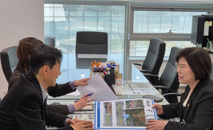 이애형 경기도의원, 주민 건강 증진을 위한 ‘세류동 흙향기 맨발길 조성사업’ 논의 가져