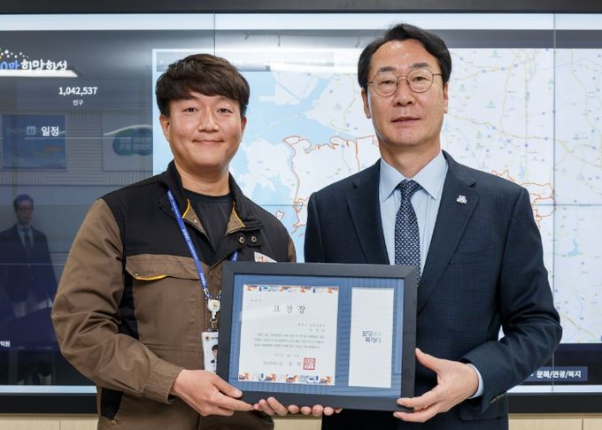 정명근 화성특례시장이 16일 동탄출장소 집무실에서 조성준 주무관에게 표창을 수여했다.