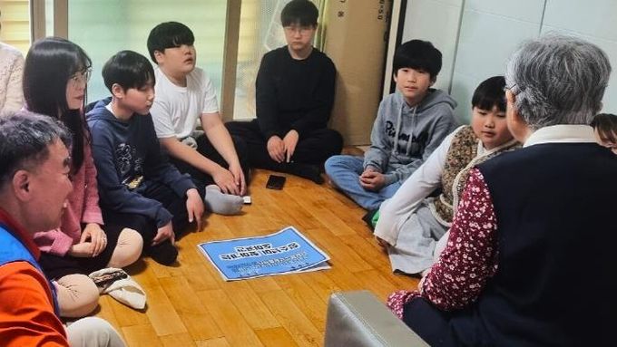 광명시 소하2동 지역사회보장협의체는 지난 16일 디딤청소년활동센터 청소년들과 함께 '찾아가는 소이곳간' 행사를 진행했다.