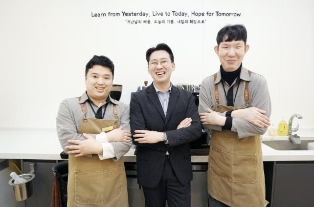 YTT 카페를 찾은 성진규 ㈜비비테크 대표이사(가운데)가 박오성(왼쪽)씨, 노현래씨와 활짝 웃고 있다