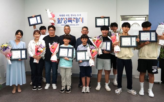 화성특례시가 21일 화성시동부출장소에서 황구지천 화재 초기 진화에 기여한 시민 8명에게 표창을 수여했다