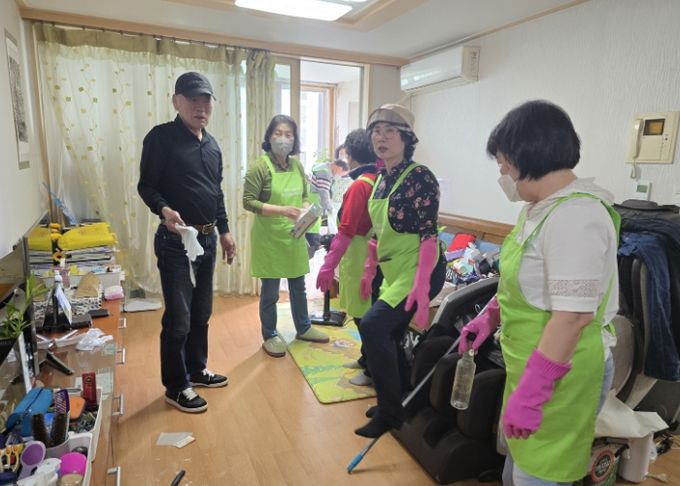 의왕시 내손1동지역사회보장협의체, 거동 불편 독거노인 대상 주거환경 정비사업 실시