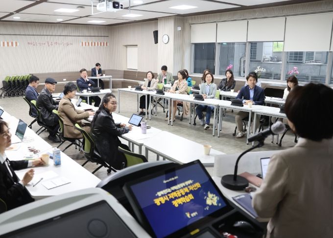 광명시는 지난 18일 '광명형 지역공동체 자산화 정책'의 효과적인 실행 방안을 모색하기 위해 관련 부서 실무자들과 함께하는 정책학습회를 진행하고 있다.