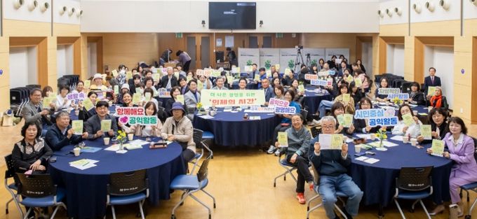 22일 오후 시청 대회의실에서 열린 ‘의제의 시간’ 선포식과 협약식 참석자들이 기념사진을 촬영하고 있다.