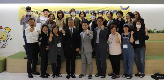 화성특례시가 23일 관내 우수 점검 업소에서 2025년 동부권 안전소비생활 모니터링단 위촉식을 열고 기념촬영을 하고 있다.