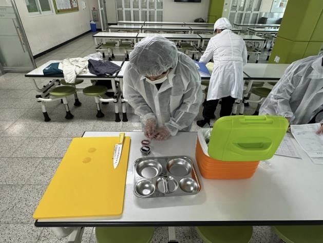 안양시 만안구 관계자가 학교급식을 수거하고 있다