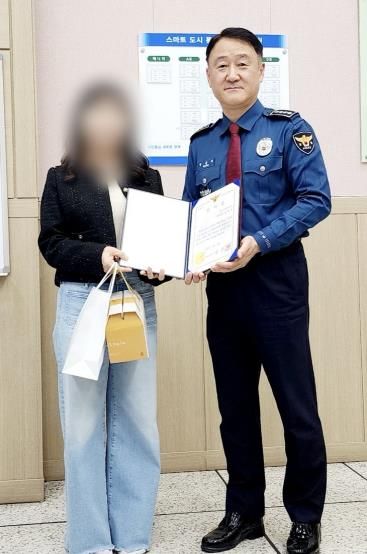 평택시 스마트도시통합센터 방범 CCTV 관제요원의 평택경찰서장 감사장 수여