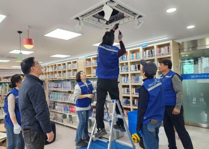 ‘신중년 에어컨청소전문가 사회공헌단’이 철망산작은도서관에서 에어컨 청소 봉사를 진행하고 있다.