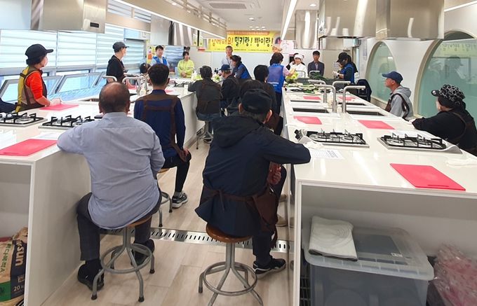 광명시 광명3동 지역사회보장협의체는 지난 25일 ‘함께해요! 밀키랑 빵이랑’을 주제로 첫 번째 동 지역사회보장협의체 특성화 사업을 진행했다.