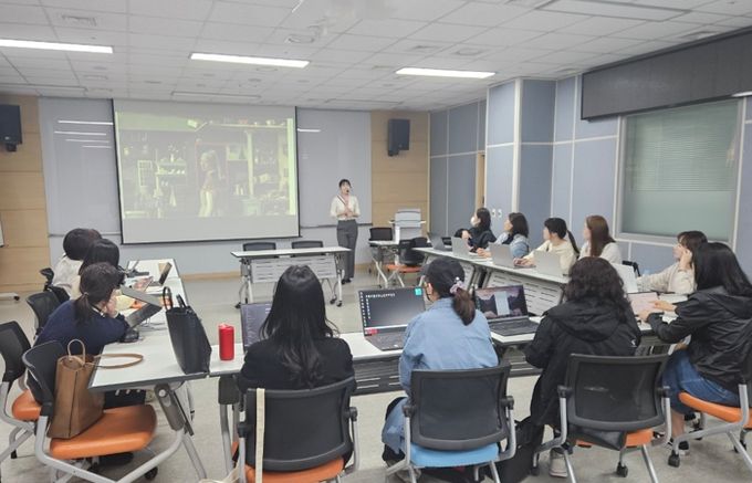 ‘엄마가 만드는 AI 동화책’ 프로그램을 진행하고 있다.