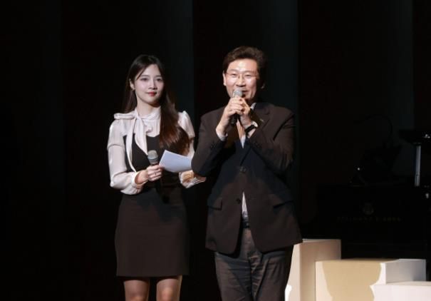 이상일 용인특례시장은 26일 용인포은아트홀에서 열린 ‘용인시립소년소녀합창단 제45회 정기연주회’에 참석해 합창단의 무대를 축하고 시민들과 함께 공연을 관람했다.