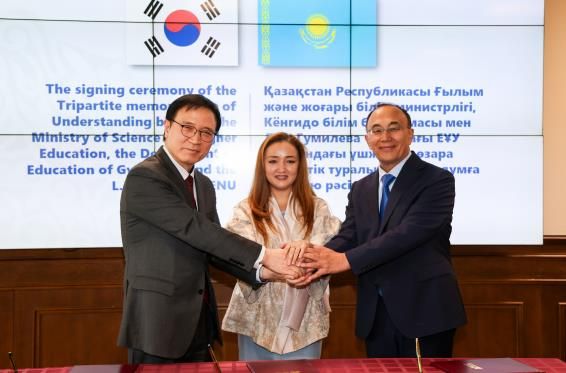 카자흐스탄 가니 베이셈바예프 교육부장관, 주카자스흐탄 대사와 기념 촬영