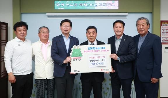 이상일 시장(왼쪽 3번째)은 28일 대회 우승 상금을 기탁한 설봉환 용인실버FC 회장(오른쪽 3번째)을 비롯한 임원단, 이한규 용인시 축구협회장(오른쪽 2번째) 등과 기념 촬영했다