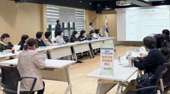 주민을 대상으로 ‘찾아가는 주민참여예산’ 맞춤형 강의가 진행중인 모습.