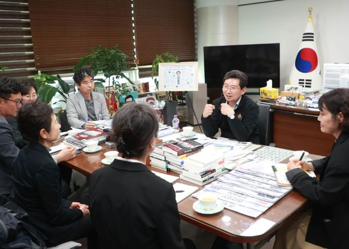 이상일 용인특례시장이 4월 30일 자매도시인 미국 윌리엄슨 카운티 경제개발청 관계자들을 만나 두 도시간 기업과 대학의 협력방안을 논의했다