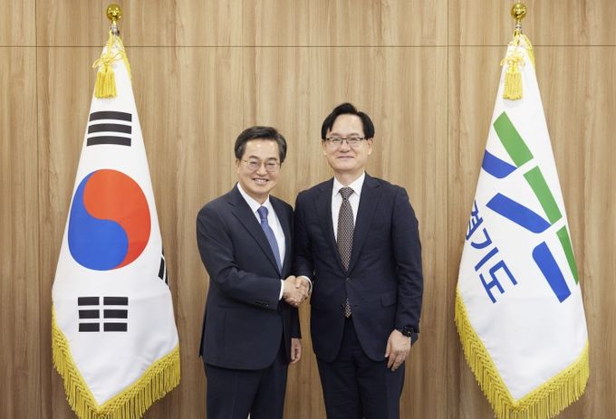 <strong>경기연구원 제15대 원장으로 임명된 강성천 전 경기도경제과학진흥원장이 김동연 지사와 악수를 하고 있다.</strong>