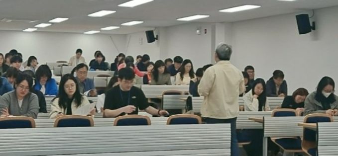 화성특례시가 1일 고독사 예방을 위한 읍면동 관리체계 강화 교육을 실시하고 있다.