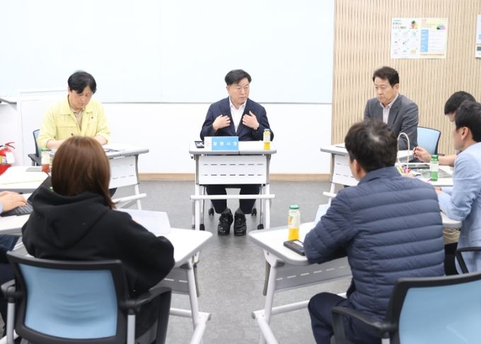 1일 오후 광명역터미널 1층 공익활동지원센터에서 사고로 대피한 구석말 주민과 건물주, 자영업자 대표 등 6명과 간담회가 진행되고 있는 모습.