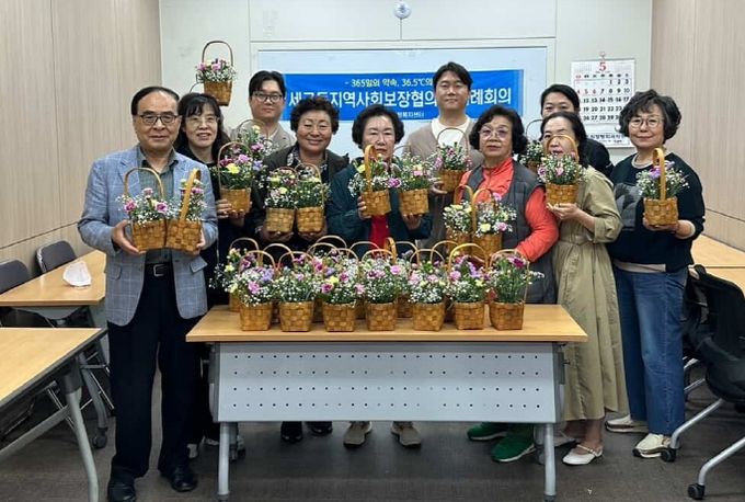 평택시 세교동 지역사회보장협의체, 사랑을 전하는 가정의 달 꽃 배달 안부 확인