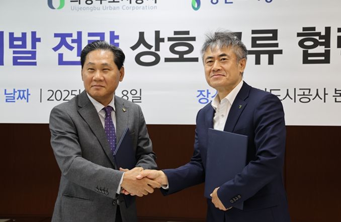 왼쪽부터 김용석 사장, 용인도시공사 신경철 사장