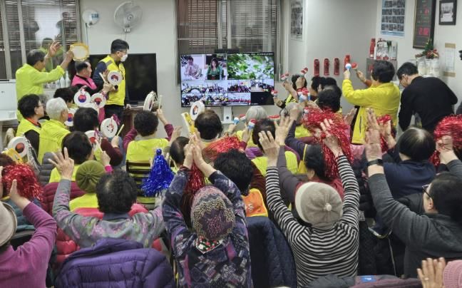 지난 1월 광명역세권휴먼시아1단지아파트 경로당 어르신들이 스마트 경로당 개소식 식전 행사로 열린 노래경연대회에 원격으로 참여하고 있는 모습.