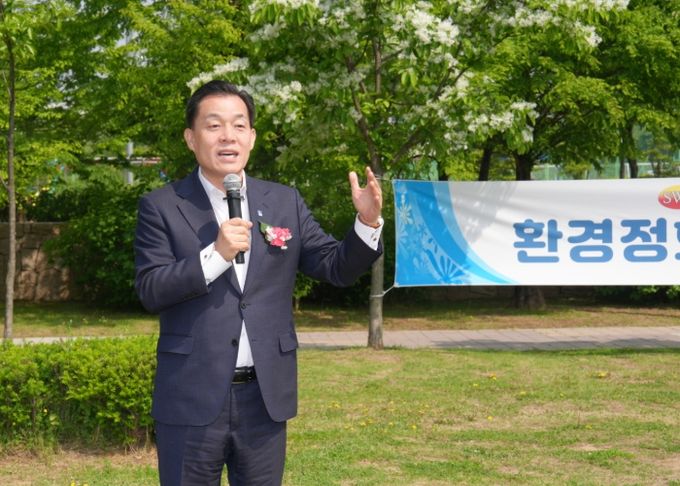 <strong>이재준 수원시장이 인사말을 하고 있다.</strong>