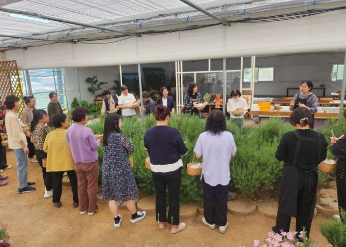 요양보호사들이‘힐링 팜(farm) 투어’에 참여해 교육을 받고 있다.
