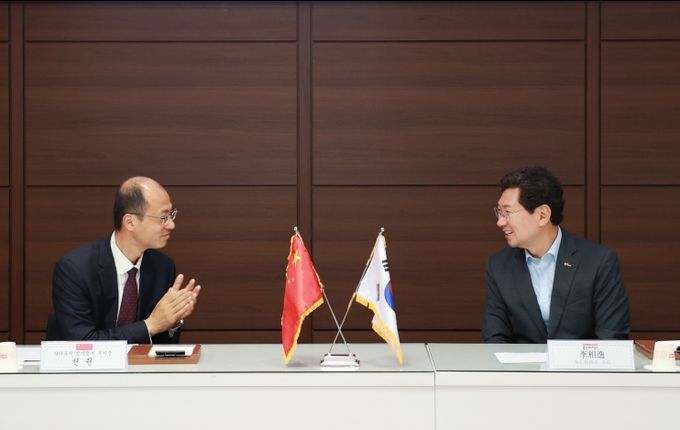 22일 이상일 용인특례시장이 시청을 방문한 중국 장쑤성 양저우시 대표단과 가진 간담회에서 천쥔 양저우시 부시장과 환담을 나누고 있다.