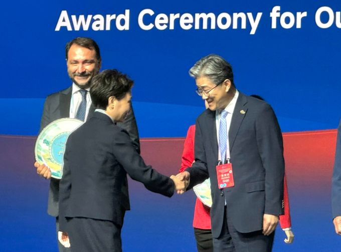 정순욱 광명시 부시장이 27일 오전 중국 산둥호텔 골드홀에서 열린 ‘국제우호도시 포럼’에서 ‘우수 파트너 도시상’을 수상하고 있다.