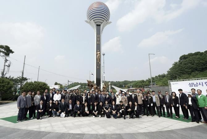 27일 여수동 시청공원에서 열린 현충탑 제막식 참석자들이 기념촬영을 하고 있다
