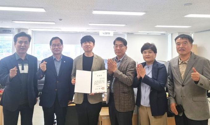 화성특례시 시민옴브즈만이 적극행정 표창을 받은 공무원과 함께 기념촬영하고 있다.