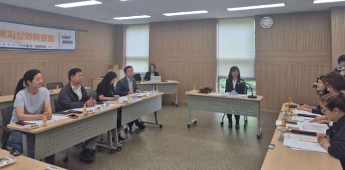 지난 28일 평생학습원에서 어려움을 겪는 청소년의 지원방안을 마련하기 위해 2025년 상반기 청소년복지심의위원회가 진행되고 있다.