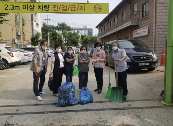 주민이 직접 관리하는 나눔주차장 사례. 모두가 함께 따뜻한 마을을 만들어가고 있다.