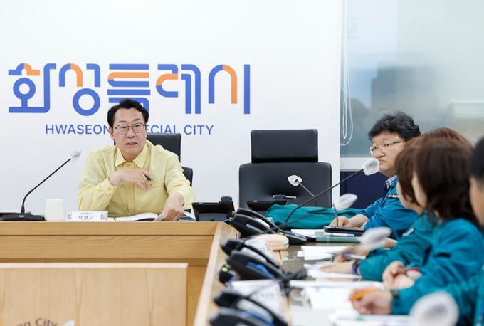 안전치안 점검회의 종료 후 열린 화성특례시 자체 회의에서 정명근 화성특례시장이 재난재해 대응 강화를 위한 후속 대책을 논의하고 있다